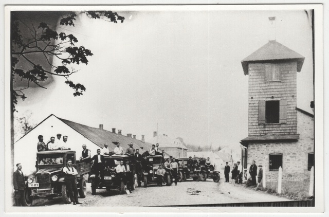 The line of fire cars in front of Põltsamaa fire extinguishing store in 1934.
