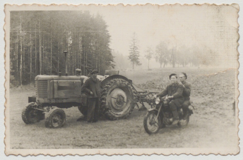 Eeri Rääk põllutöödel