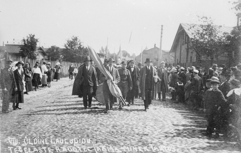 VIII Üldlaulupeole sõitjad Tartus Kuperjanovi tänaval