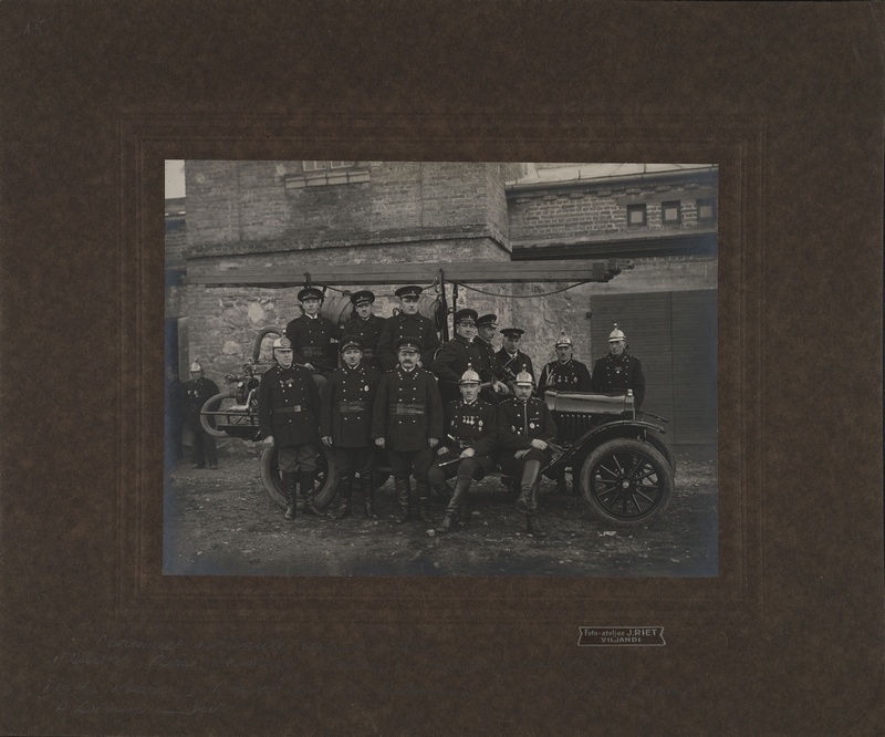 Group photo. Firefighting council Viljandi VTÜ team in front of the fire extinguishing car. 1920s.