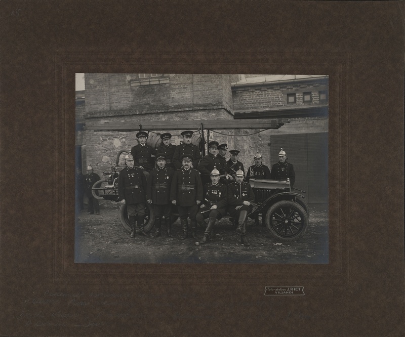 Group photo. Firefighting council Viljandi VTÜ team in front of the fire extinguishing car. 1920s.
