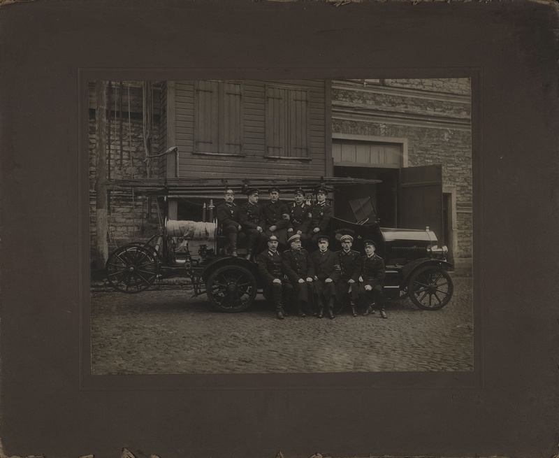 See the first fire extinguishing committee of the company at the car in 1922.
