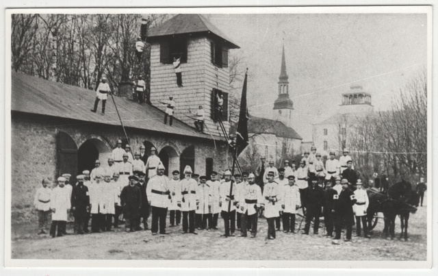 Members of Põltsamaa VTÜ on the front of the depot.