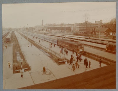 Tallinn-Moskva esindusrong, 1982. Perroonid Tallinn-Balti jaamas, esindusrong mootorveduriga TEP60 perrooni ääres.  similar photo