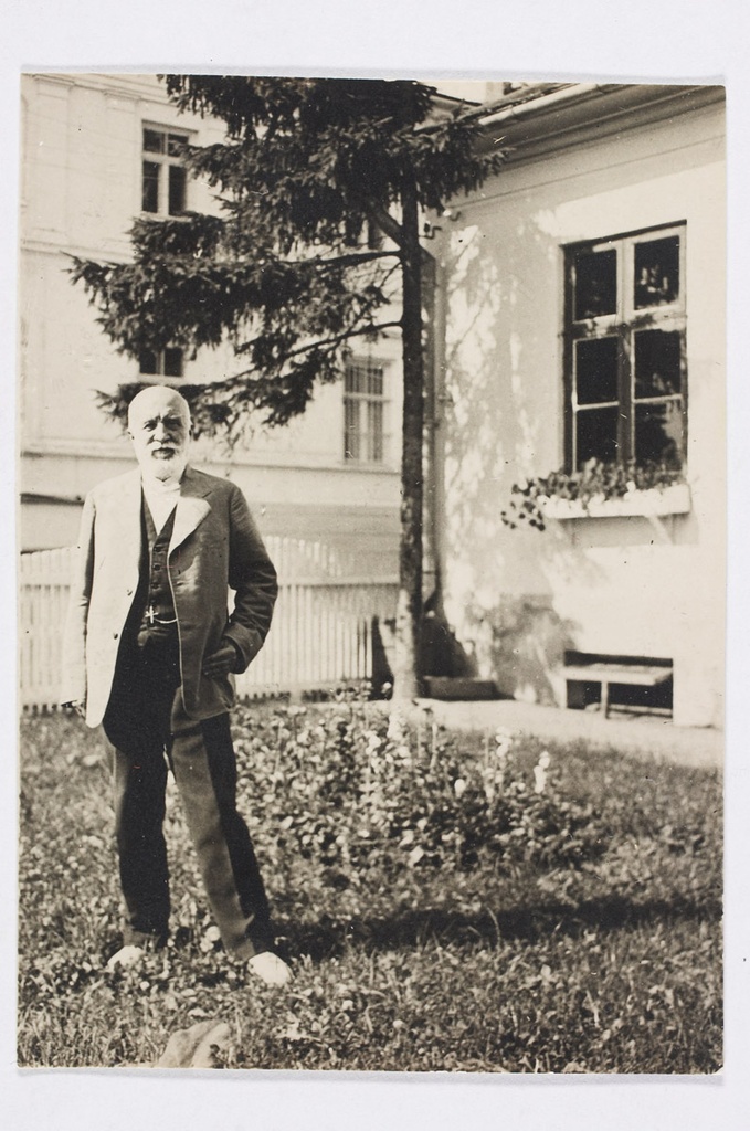 Professor m. J. Eisen at the Estonian People's Museum.