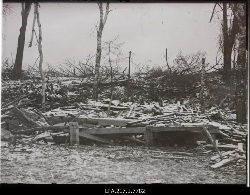 Pimeaia kõlakoja rusud.