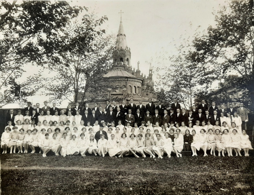 Narva Püha Antoniuse kiriku taga pildistatud leeripilt