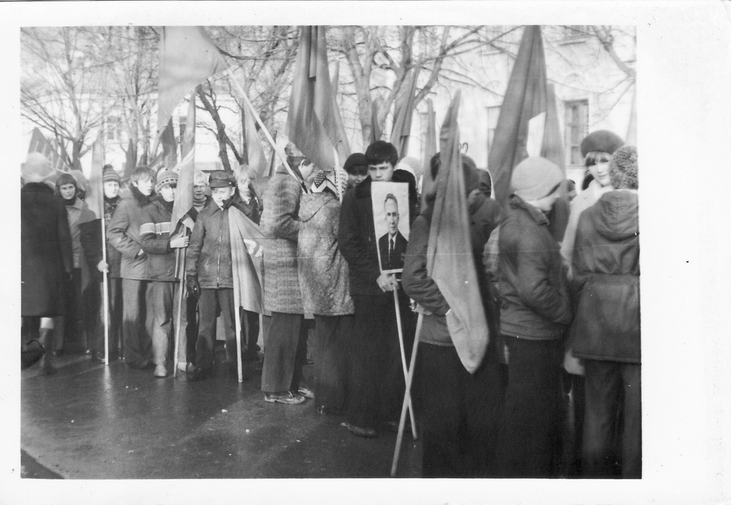 Koolinoored maipühade demonstratsioonil.