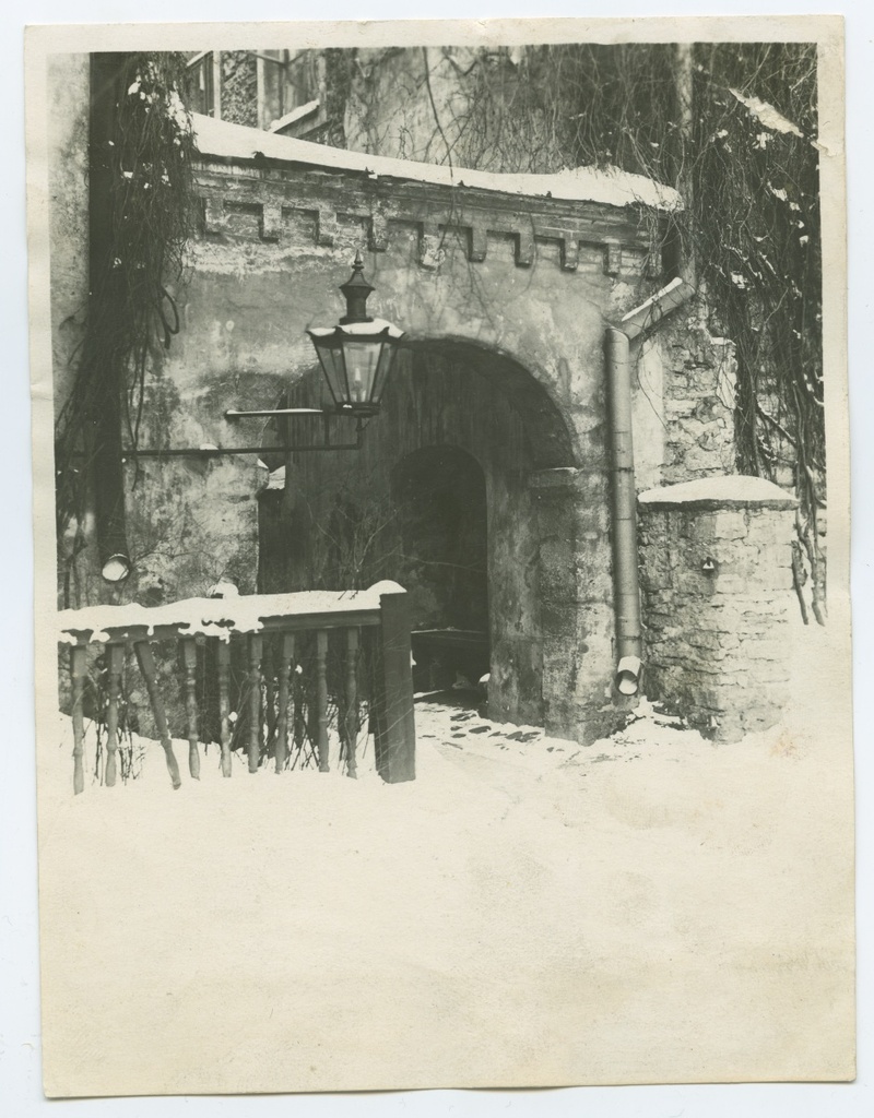 Tallinn, Lai Street 24 yards, gate.