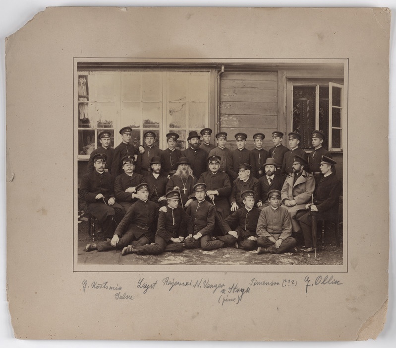 foto papil Viljandi Linnakooli (Laidoneri pl 5) õpilased, õpetajad, vormimütsid u 1897 foto J. Livenstroem?, all osa nimesid sh Venger, Rajevski, Sulke, Kõrtsmik, von Stryk (pime)