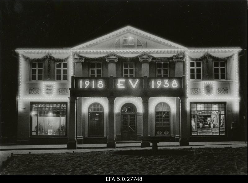 Eesti Vabariigi 20. aastapäeva auks illumineeritud Ajutise Maavalitsuse hoone.