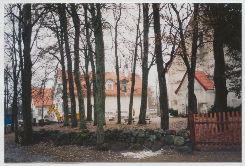 Vaade Palamuse kirikule ja renoveeritavale pastoraadile 2002. aastal