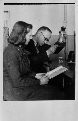 TPI Anorgaanilise keemia kateedri dotsent Boris Torpan juhendamas laboratoorset tööd, 1950. aastad  duplicate photo