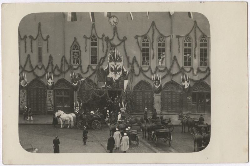 Russian Emperor Nikolai II in front of Tallinn Raekoja.