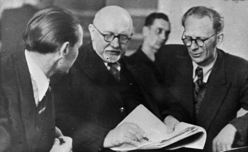 Prof. Ottomar Maddison juhendamas õhtuse sektori lõpetaja A. Luige diplomiprojekti, 1952.a.