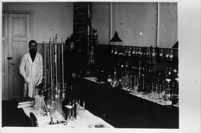 Keemik Andres Väärismaa analüütilise keemia laboris, 1939.a.  duplicate photo