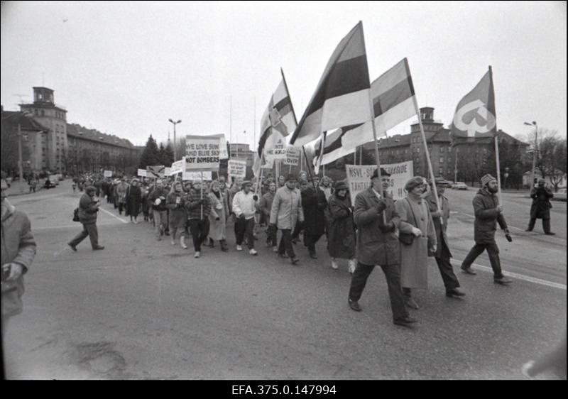 Eesti Roheliste Liikumise ja Eestimaa Rahvarinde organiseeritud protestimiiting Pärnu lähedal asuva sõjaväe- lennuvälja likvideerimiseks.