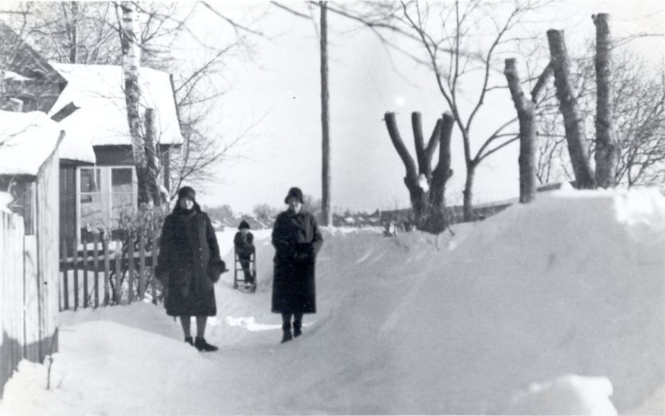 Foto. Dampfi album. Lumehangedes Õhtu-Kalda tänava vaade maja nr. 3 juures. 1931.