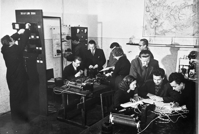 TPI IV kursuse üliõpilased teostamas praktilisi töid õppeaines  "Releekaitse ja automaatika" dotsent H. Esop'i juhendamisel, 1957.a.