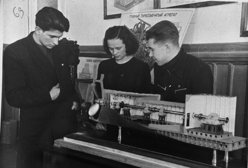 TPI Laevaehitusteaduskonna üliõpilased tutvumas laeva veomehhanismiga, 1954.a.