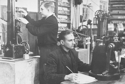 ÜTÜ liikmed E. Paalman ja E. Teedla teevad ehitusmaterjalide laboris uurimistööd, 1953.a.  duplicate photo