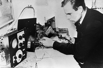 ÜTÜ Nõukogu esimees mehaanikateaduskonna üliõpilane Olaf Terno dielektriku kaonurga tangensi määramiseks aparatuuri monteerimas, 1951.a.  duplicate photo