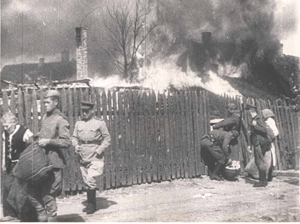 Photo. Release of Võru in 1944. In August.Free city, bringing people out of the burning house.