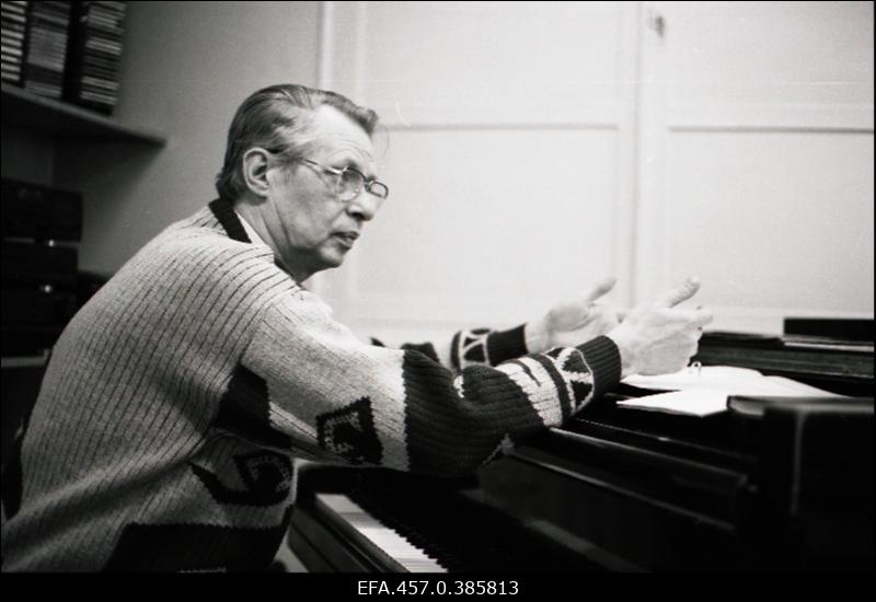 Helilooja, dirigent ja pedagoog Kustas Kikerpuu Tallinna G. Otsa nimelises Muusikakoolis tundi andmas.