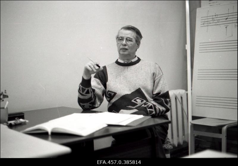 Helilooja, dirigent ja pedagoog Kustas Kikerpuu Tallinna G. Otsa nimelises Muusikakoolis tundi andmas.