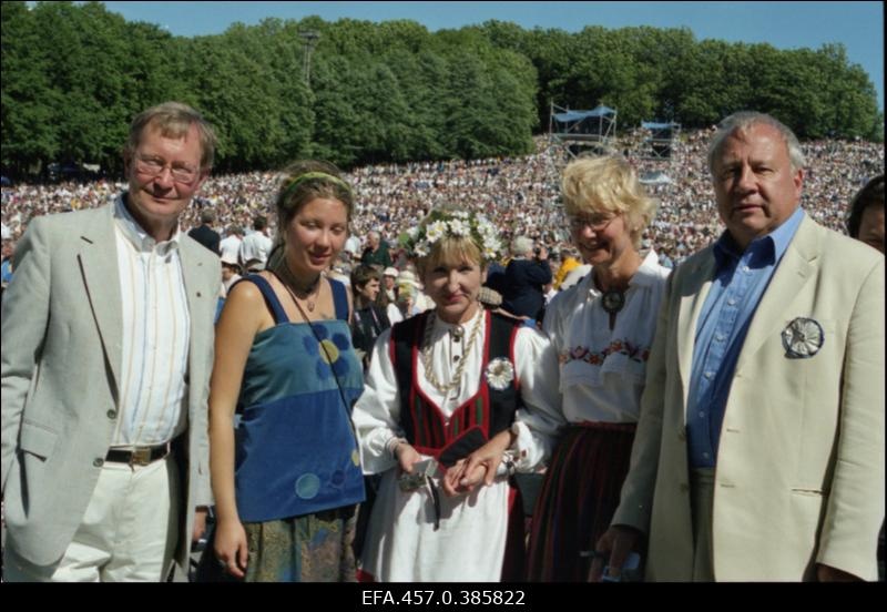 Poliitik Tunne Kelam (vasakult 1.), koorijuht Lydia Rahula (3.), poliitik Mari-Ann Kelam (4.) ja dirigent Neeme Järvi (5.) XXIII üldlaulupeol lauluväljakul.