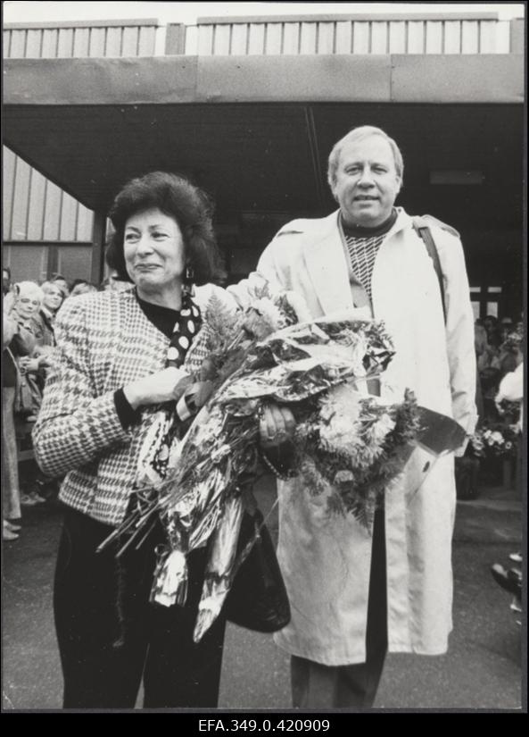 Dirigent Neeme Järvi pärast emigreerumist esimest korda Eestis. Neeme Järvi abikaasaga Tallinna Lennujaamas.