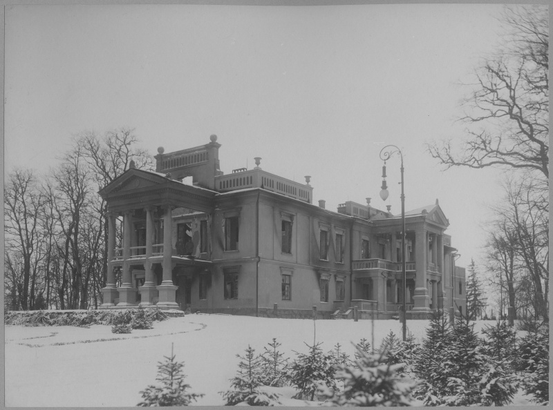 Tuhala Manor after the burning of the manor during the resurrection of 1905.