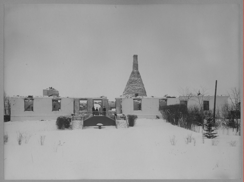 The manor of Tammiku after the burning of manor houses during the resurrection of 1905.