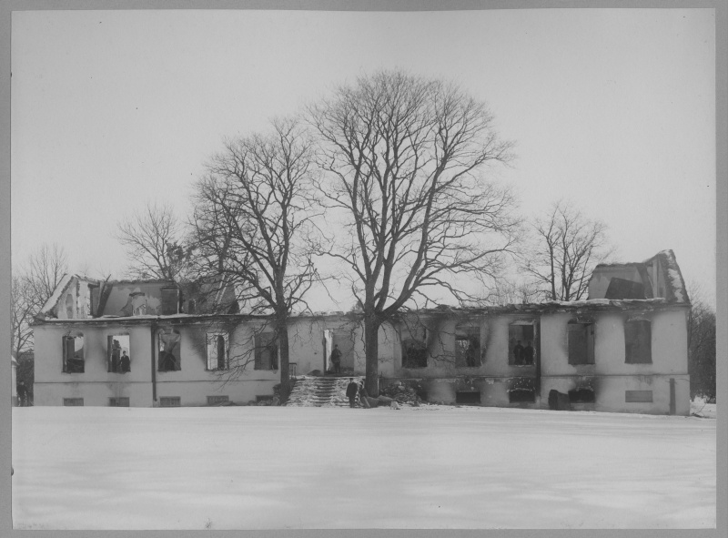 The manor of Sooniste after the burning of the manor during the resurrection of 1905.