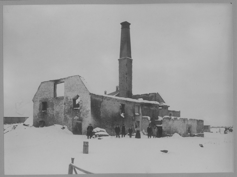 The winery of the Karitsa Manor after the burning of the manor during the resurrection of 1905, (see from the Kaiu-Ingliste road).
