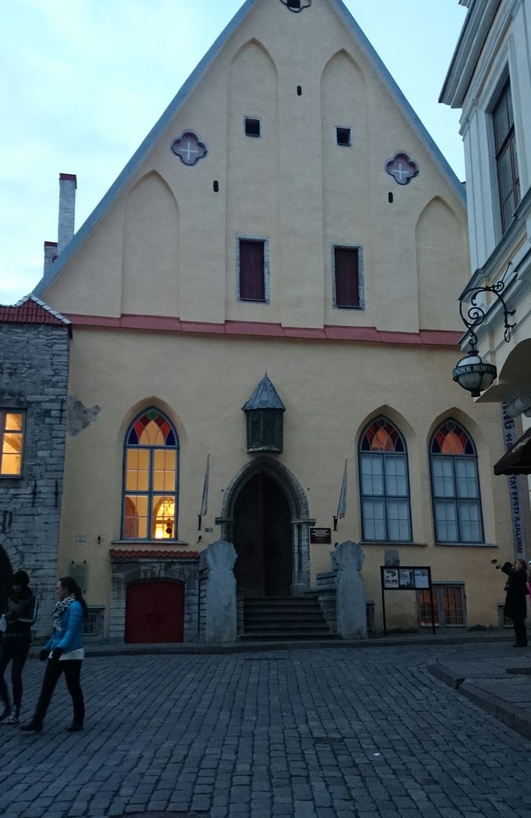 Tallinn, Vanalinn, Suurgildi hoone fassaad Pikal tänaval, dekoreeritud. rephoto