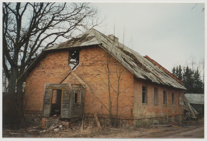 Värvifoto Ehavere veskile tee poolt, kevadel 1995. a