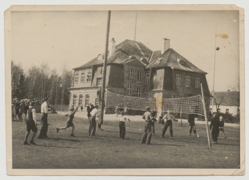 Must-valge foto võrkpalli mängivatest poistest