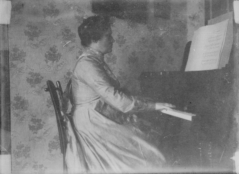 Miina Härma klaverit mängimas