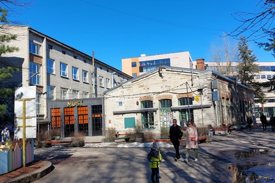 Telliskivi kvartal, ajaloolised raudtee peatöökojad: endine tööstushoone Telliskivi 60a/4; restoran F-hoone rephoto