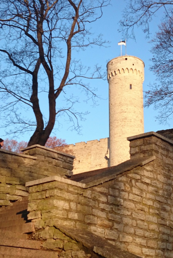 Tallinn, Pikk Hermann, esiplaanil trepp Hirvepargis. rephoto