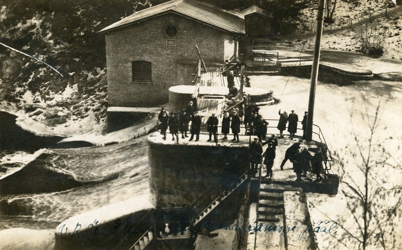 V.R.Ü. elektrijõujaama tammi pääl. Ehit. 1893. a. Puudub koha nimetus