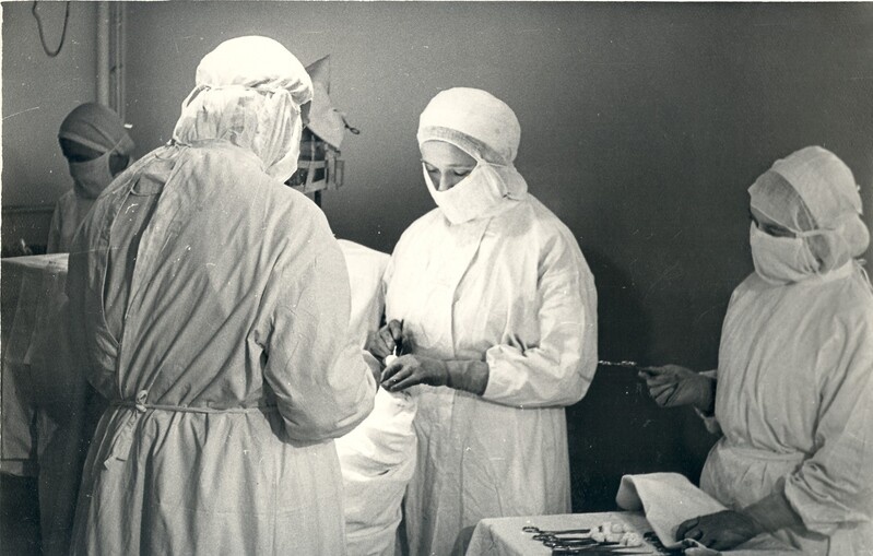 Kirurg Ruth Paimre operatsioonil TÜ Närvikliinikus 1950. aastatel