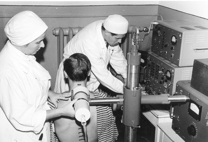 Radoonmüelograafia ravi teostavad dr Ruth Paimre ja dr Matt Mägi 1960. aastatel