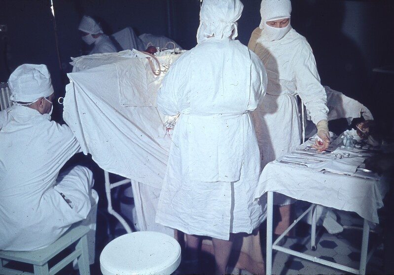 Operatsioonil TÜ Närvikliinikus dr. Väino Sinisalu, Ruth Paimre ja Helene Rüpp 1968. a.
