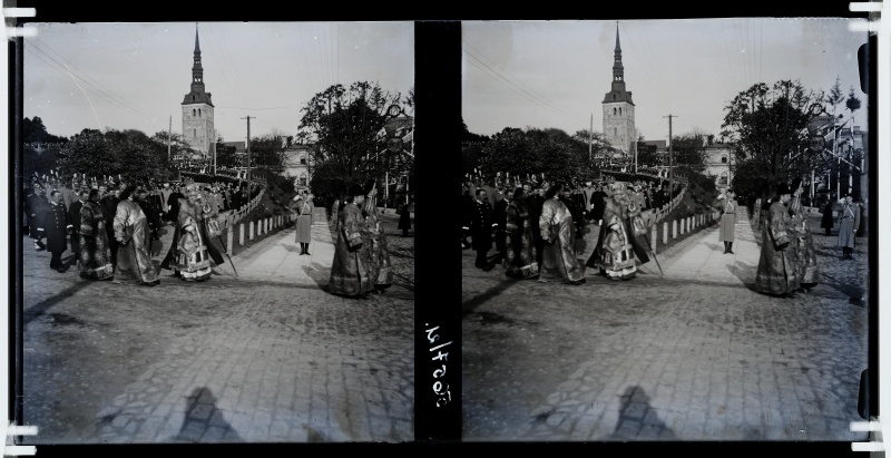 Peeter I fair-pillar opening ceremony on the Peeter Square - Church procession coming from Toompea.