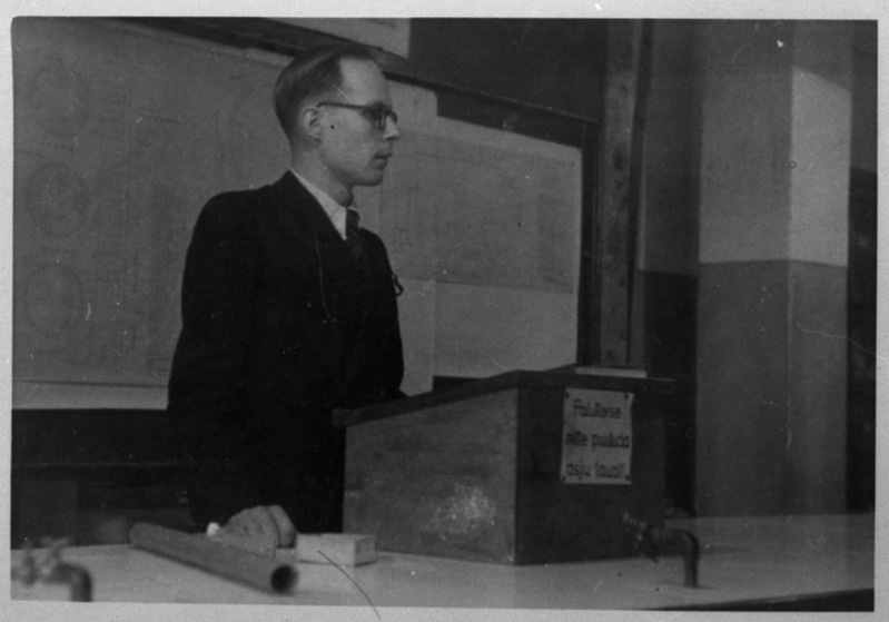 TPI keemiateaduskonna lõpetaja I. Klesment oma diplomiprojekti kaitsmas, 1948.a.
