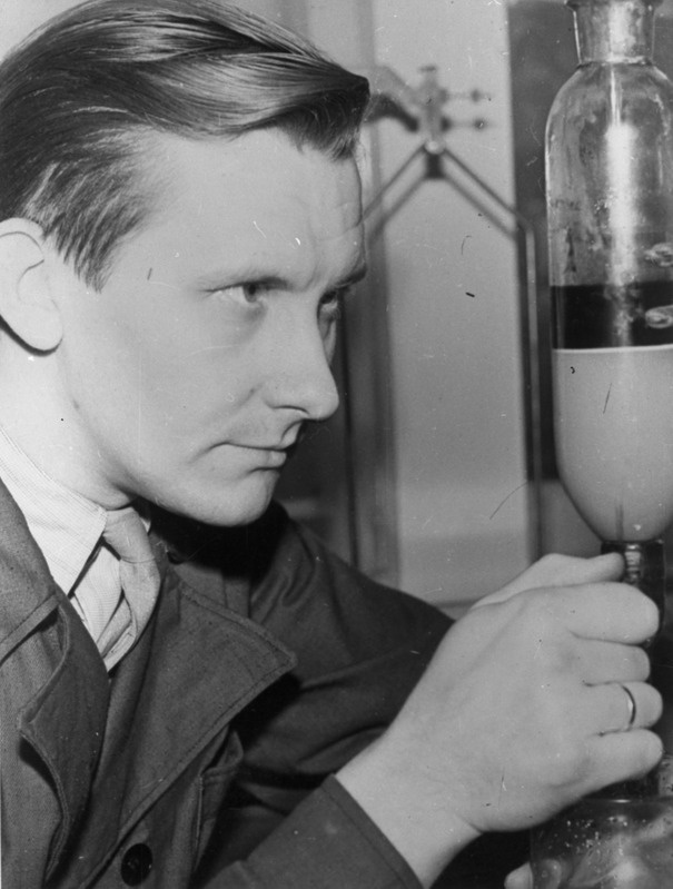TPI keemiateaduskonna orgaanilise keemia kateedri vaneminsener Eduard Piiroja töötamas (uurib põlevkivi fenoolide lahutamise võimalusi), 1958.-1959.a.