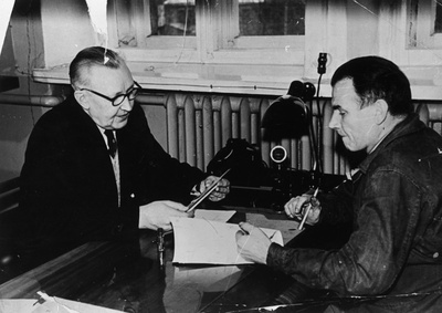 TPI keemiateaduskonna prof. Hugo Raudsepp eksamineerimas üliõpilast, 1960. aastate lõpp  duplicate photo