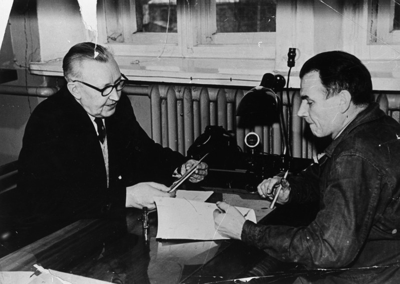 TPI keemiateaduskonna prof. Hugo Raudsepp eksamineerimas üliõpilast, 1960. aastate lõpp